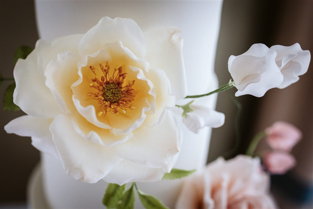 Stunning sugar flowers on the wedding cake