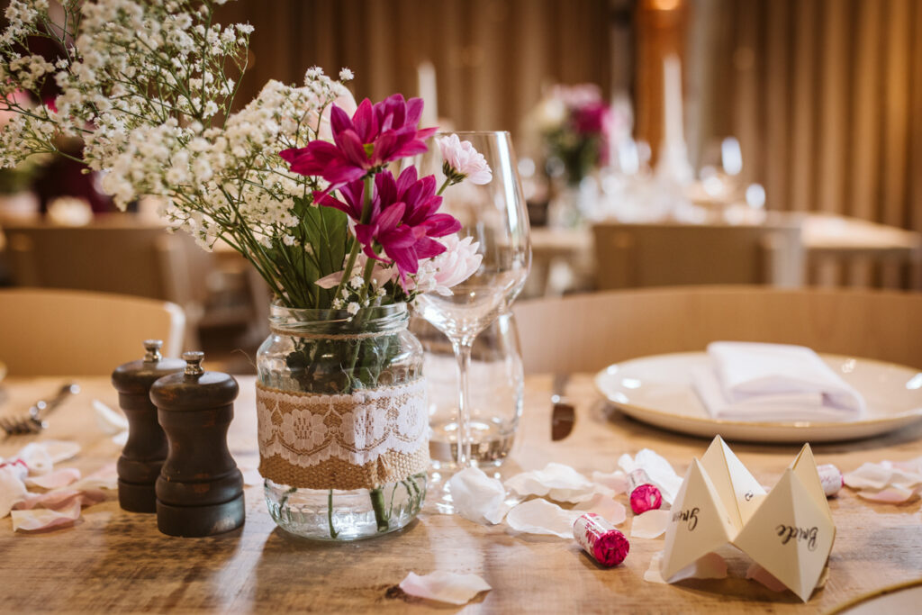Rustic and elegant tabke decor - Runa Farm weddings - Hannah Brooke Photography